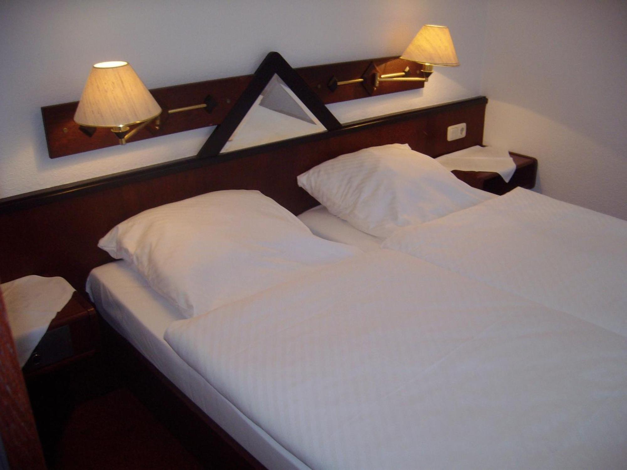 Hotel Am Bahnhof ชเตนดัล ภายนอก รูปภาพ